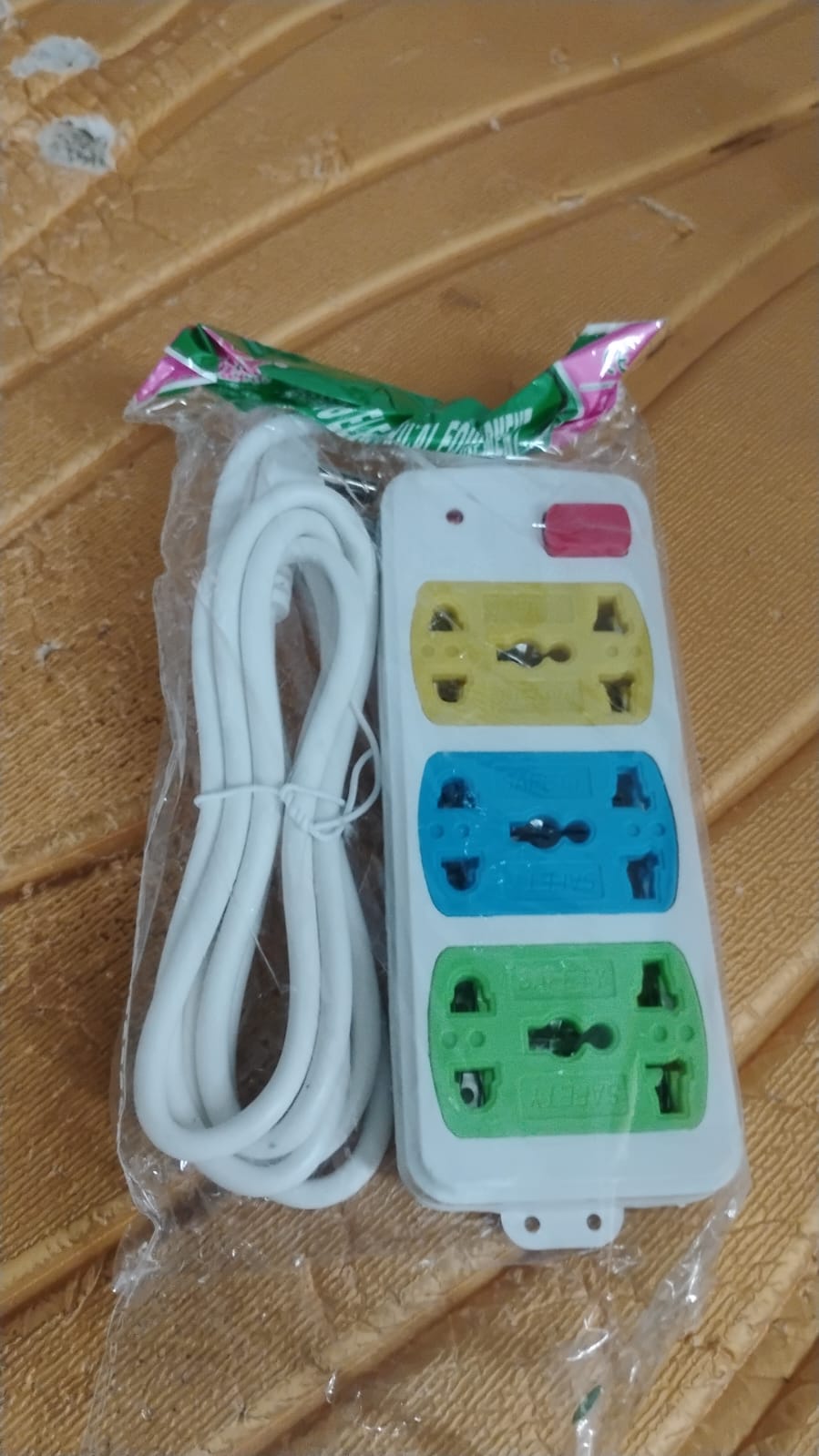 Compact 3-Socket Universal Extension Board (1 Pc) Compact 3-Socket Universal Extension Board (1 Pc)